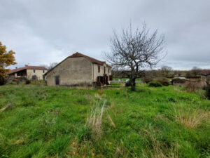 Maison de campagne à réparer sur grand jardin en bord de route