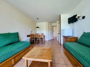 Joli appartement meublé et rénové au cœur d’une résidence de vacances au bord du lac de Marciac.