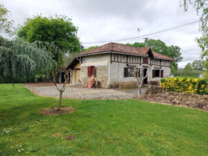 Maison rustique sur beau jardin proche route