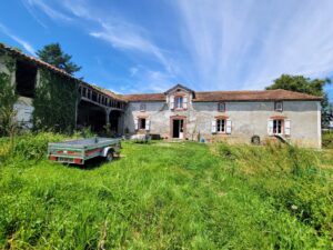 Belle ferme de 160 m² à rénover à la campagne.