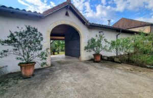 Ensemble de 6 logements pour cette belle propriété au cœur des vallons gersois et vue sur les Pyrénées.