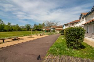 Joli appartement meublé au cœur d’une résidence de vacances au bord du lac de Marciac.