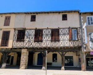 Ensemble immobilier sur la place de Marciac avec local commercial !