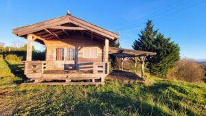 Chalet en bois avec vue sur la campagne et les Pyrénées