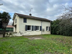 Maison de village à rafraîchir avec jardin proche Riscle