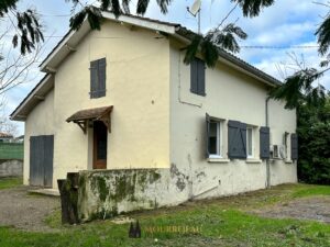 Maison de village à rafraîchir avec jardin proche Riscle