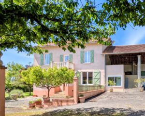 Charmante maison de 170 m² à rafraichir et à moderniser.