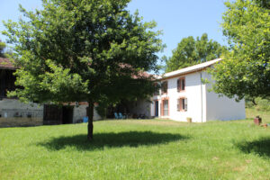 Maison ancienne rénovée avec dépendances