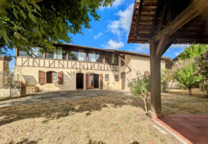 Ancien relais de poste du 18ème avec gîte indépendant et maison à rénover, vue Pyrénées