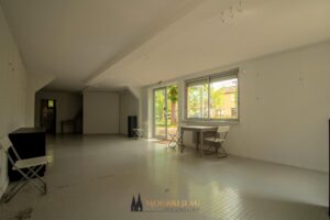 Local commercial en centre du village