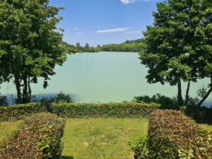 Joli maison meublée au cœur d’une résidence de vacances au bord du lac de Marciac.