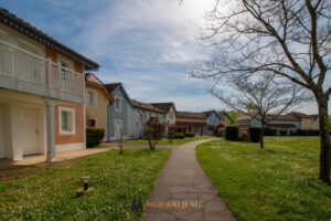 Joli appartement meublé et rénové au cœur d’une résidence de vacances au bord du lac de Marciac.