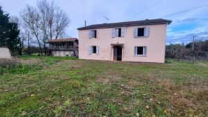 Maison de campagne et dépendances à rénover