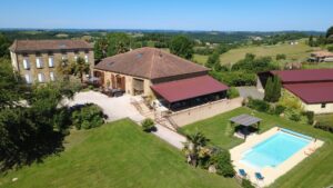 Belle maison de maitre de 512 m² et ses dépendances sur les coteaux gersois