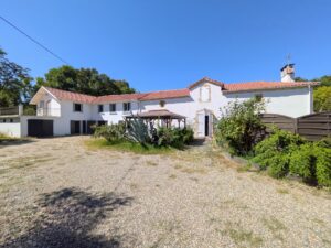 Maison de caractère avec deux habitations et jardin en bord de rivière