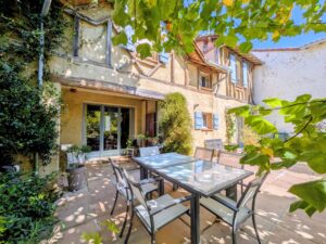 Charmante maison en pierre rénovée avec jardin arboré, au cœur du village