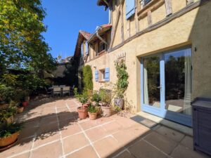 Charmante maison en pierre rénovée avec jardin arboré, au cœur du village